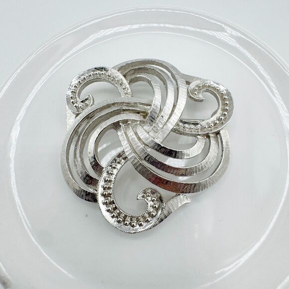 Vintage Monet Swirl Filigree Brooch Textured Elegance Glamour Timeless Retro - Picture 3 of 7